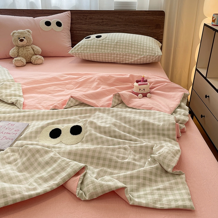 91家纺网 家纺一手货源 找家纺 桃心家居 2026春夏新款A类ins云柔水洗棉升级毛巾绣大眼睛大豆单夏被夏被四件套 水洗棉-大眼睛夏被绿格粉粉