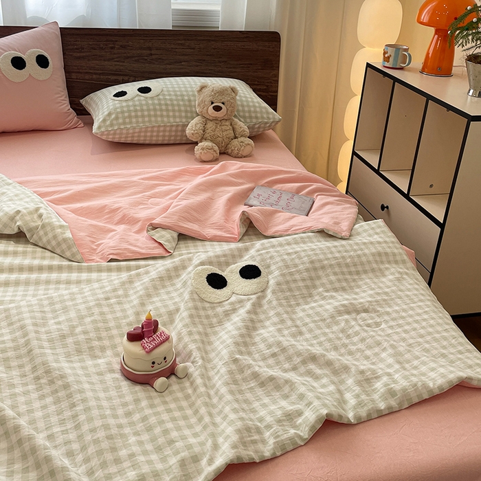 91家纺网 家纺一手货源 找家纺 桃心家居 2026春夏新款A类ins云柔水洗棉升级毛巾绣大眼睛大豆单夏被夏被四件套 水洗棉-大眼睛夏被绿格粉粉