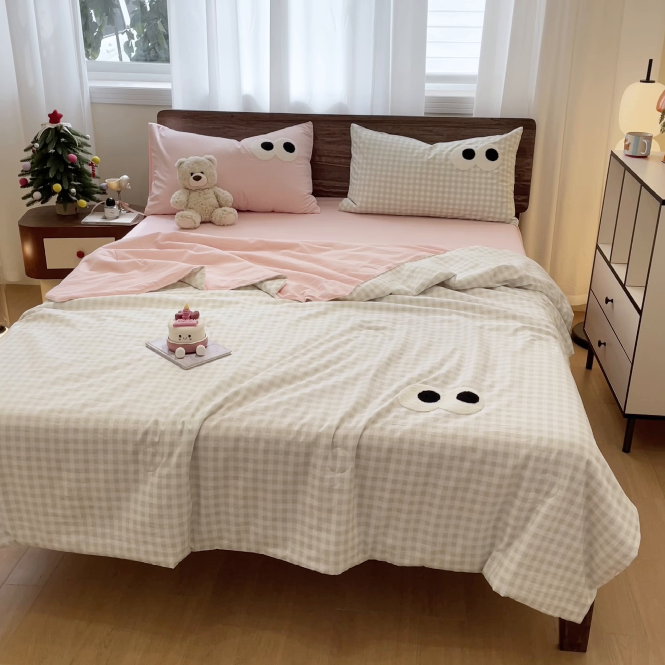 91家纺网 家纺一手货源 找家纺 桃心家居 2026春夏新款A类ins云柔水洗棉升级毛巾绣大眼睛大豆单夏被夏被四件套 水洗棉-大眼睛夏被绿格粉粉