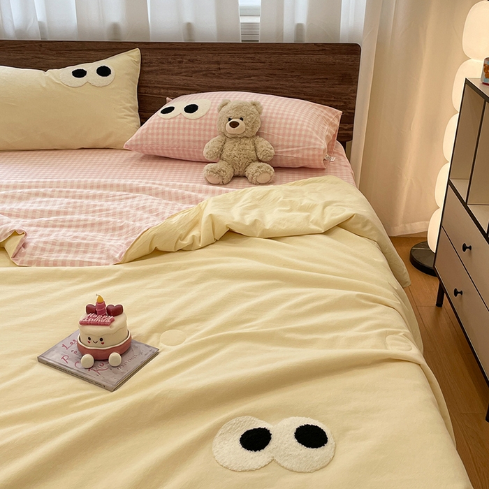 91家纺网 家纺一手货源 找家纺 桃心家居 2026春夏新款A类ins云柔水洗棉升级毛巾绣大眼睛大豆单夏被夏被四件套 水洗棉-大眼睛夏被奶黄粉小格