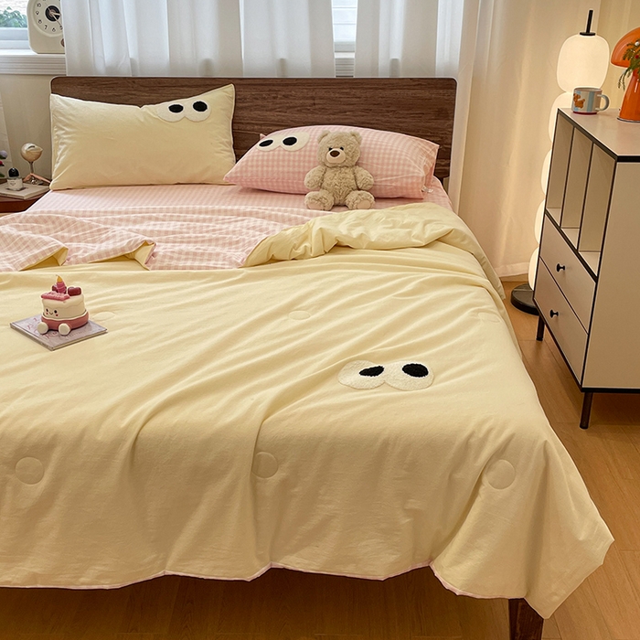 91家纺网 家纺一手货源 找家纺 桃心家居 2026春夏新款A类ins云柔水洗棉升级毛巾绣大眼睛大豆单夏被夏被四件套 水洗棉-大眼睛夏被奶黄粉小格