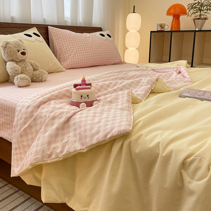 91家纺网 家纺一手货源 找家纺 桃心家居 2026春夏新款A类ins云柔水洗棉升级毛巾绣大眼睛大豆单夏被夏被四件套 水洗棉-大眼睛夏被奶黄粉小格