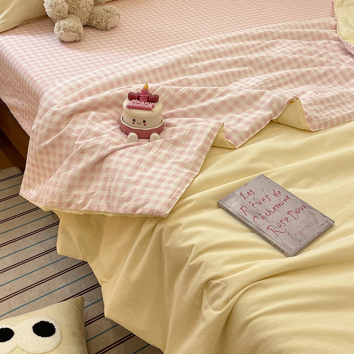 91家纺网 家纺一手货源 找家纺 桃心家居 2026春夏新款A类ins云柔水洗棉升级毛巾绣大眼睛大豆单夏被夏被四件套 水洗棉-大眼睛夏被奶黄粉小格