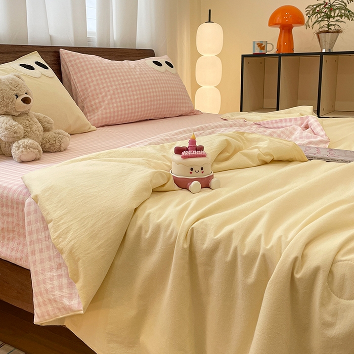 91家纺网 家纺一手货源 找家纺 桃心家居 2026春夏新款A类ins云柔水洗棉升级毛巾绣大眼睛大豆单夏被夏被四件套 水洗棉-大眼睛夏被奶黄粉小格