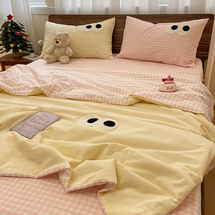 91家纺网 家纺一手货源 找家纺 桃心家居 2026春夏新款A类ins云柔水洗棉升级毛巾绣大眼睛大豆单夏被夏被四件套 水洗棉-大眼睛夏被奶黄粉小格