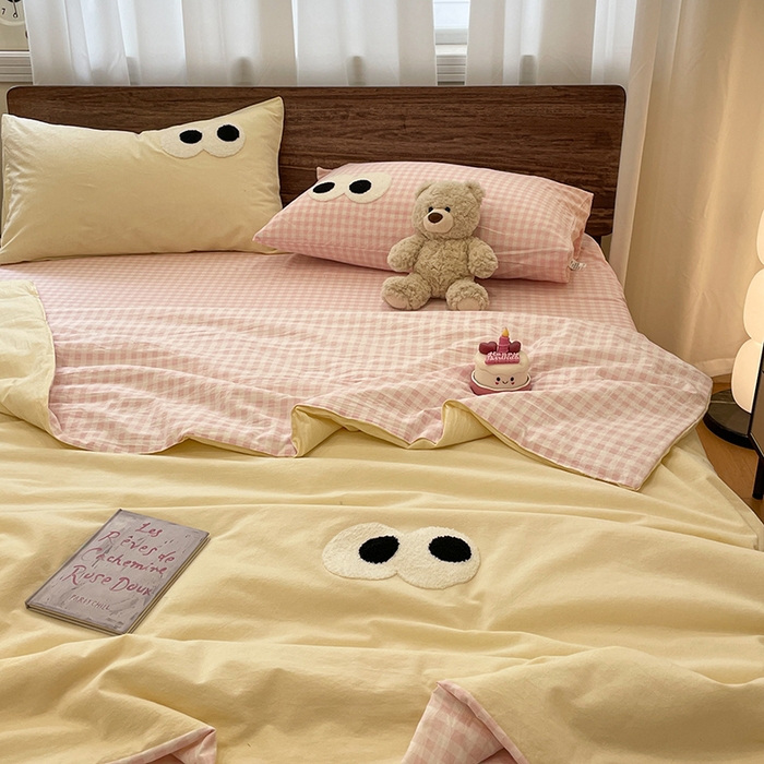 91家纺网 家纺一手货源 找家纺 桃心家居 2026春夏新款A类ins云柔水洗棉升级毛巾绣大眼睛大豆单夏被夏被四件套 水洗棉-大眼睛夏被奶黄粉小格