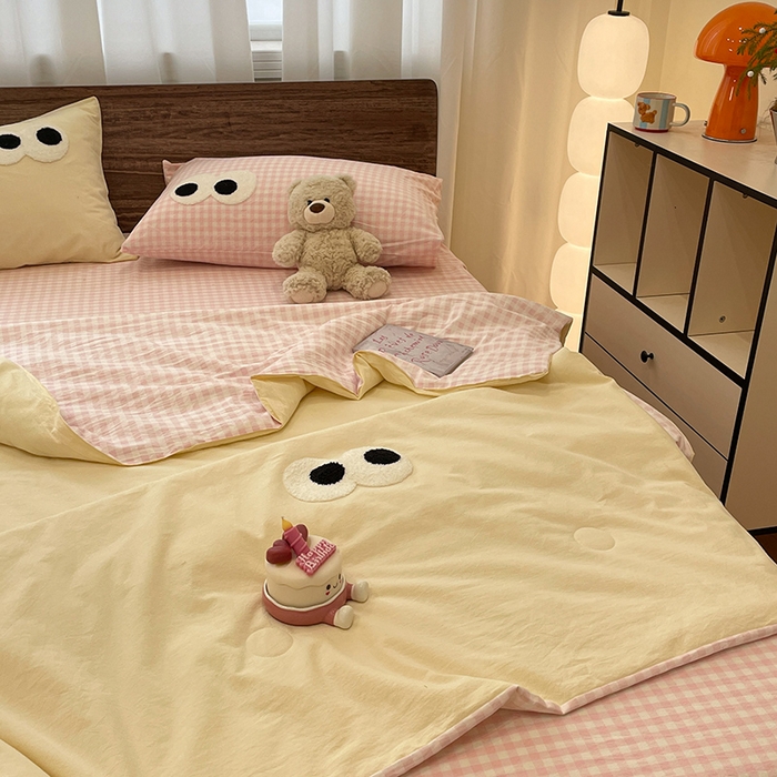 91家纺网 家纺一手货源 找家纺 桃心家居 2026春夏新款A类ins云柔水洗棉升级毛巾绣大眼睛大豆单夏被夏被四件套 水洗棉-大眼睛夏被奶黄粉小格