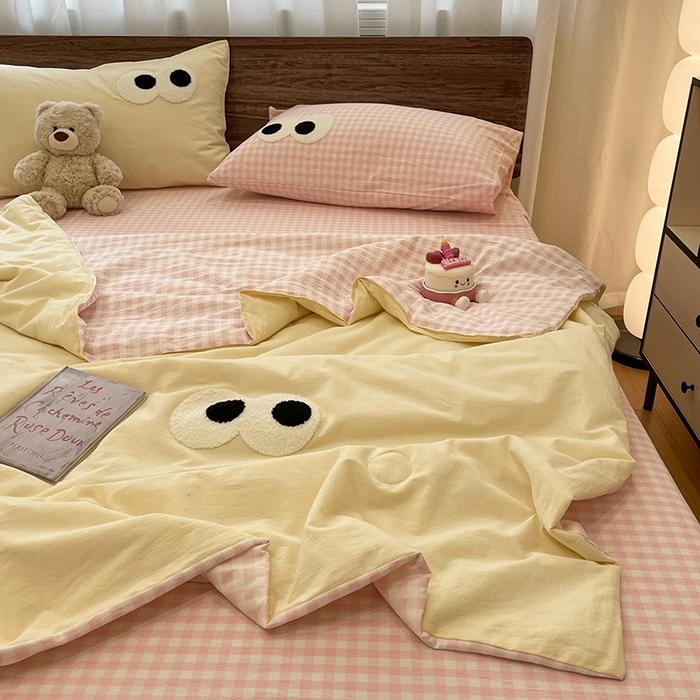 91家纺网 家纺一手货源 找家纺 桃心家居 2026春夏新款A类ins云柔水洗棉升级毛巾绣大眼睛大豆单夏被夏被四件套 水洗棉-大眼睛夏被奶黄粉小格