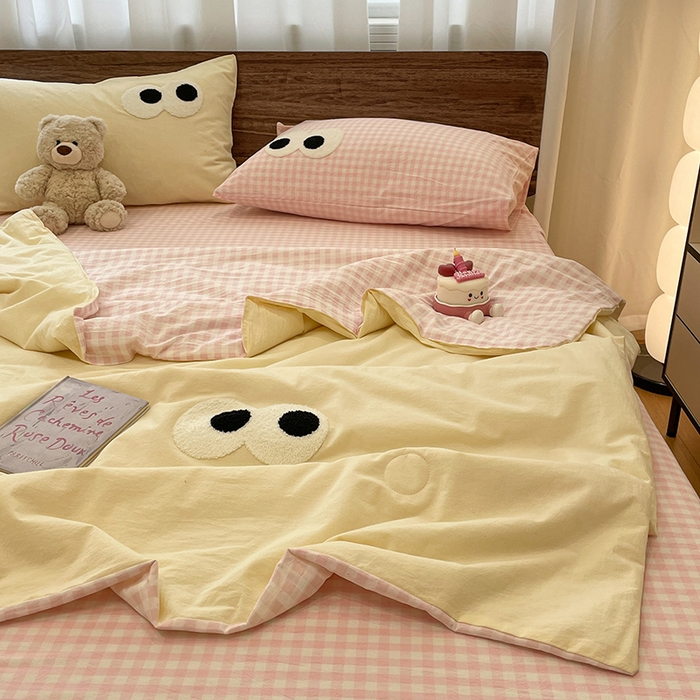 91家纺网 家纺一手货源 找家纺 桃心家居 2026春夏新款A类ins云柔水洗棉升级毛巾绣大眼睛大豆单夏被夏被四件套 水洗棉-大眼睛夏被奶黄粉小格