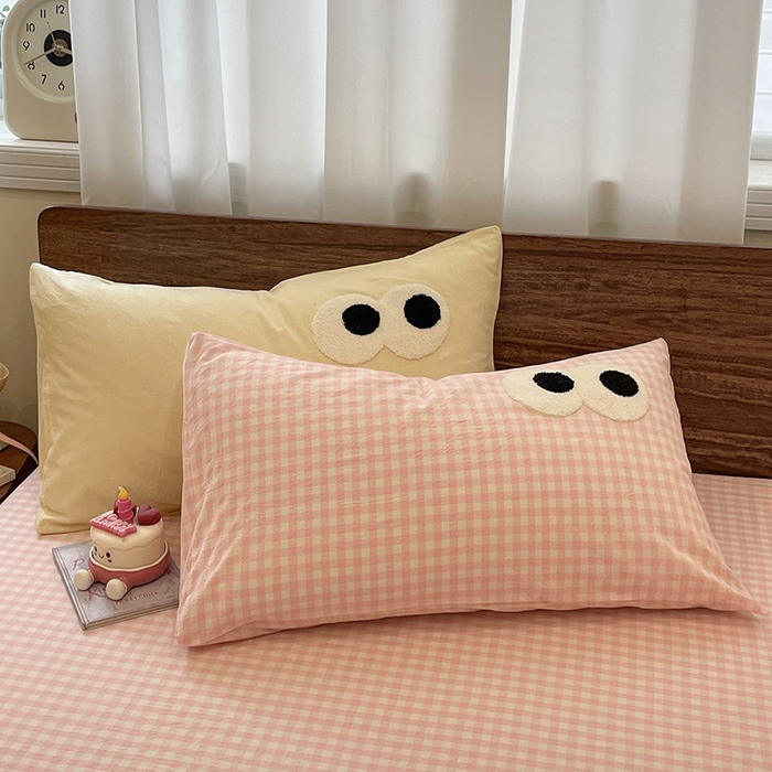 91家纺网 家纺一手货源 找家纺 桃心家居 2026春夏新款A类ins云柔水洗棉升级毛巾绣大眼睛大豆单夏被夏被四件套 水洗棉-大眼睛夏被奶黄粉小格