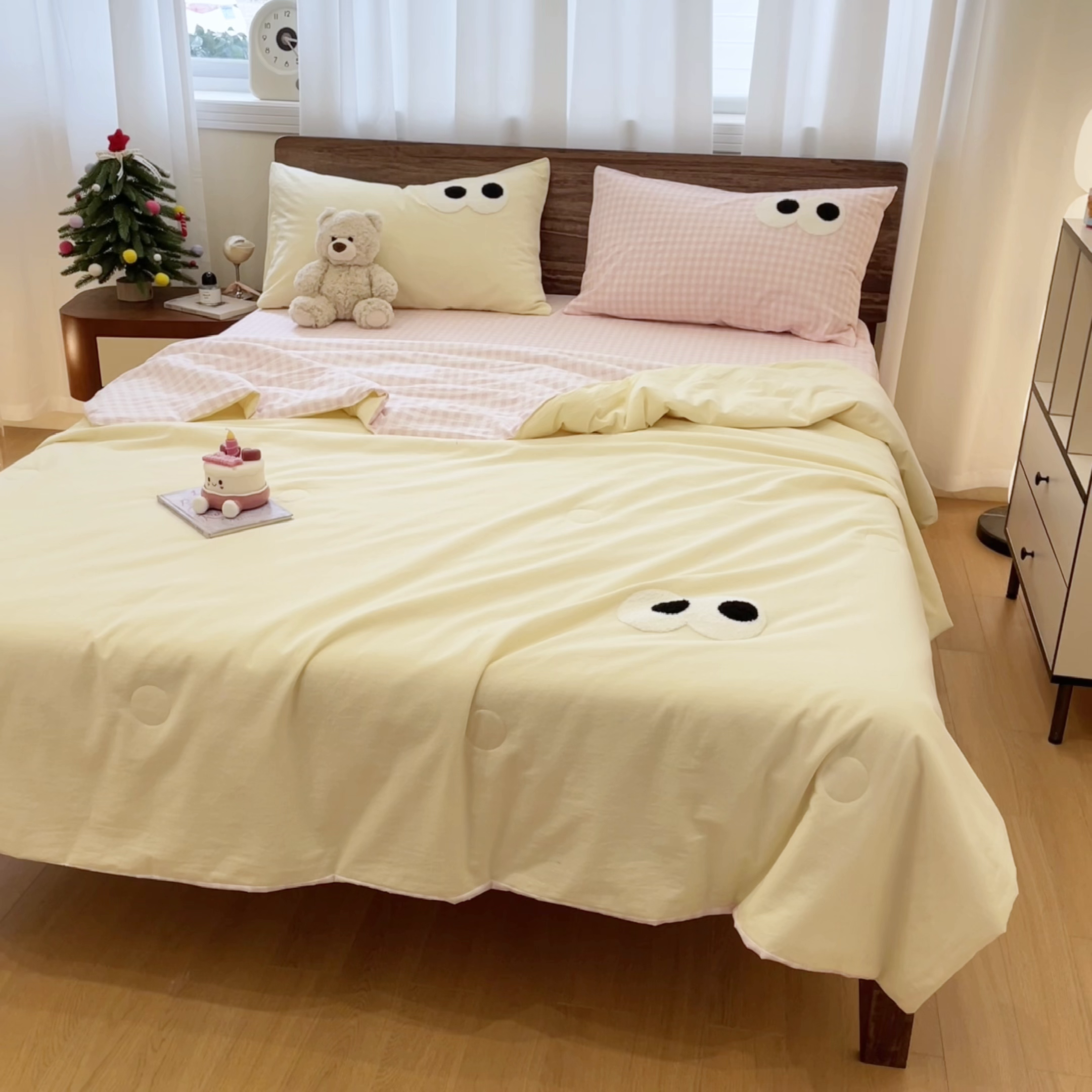 91家纺网 家纺一手货源 找家纺 桃心家居 2026春夏新款A类ins云柔水洗棉升级毛巾绣大眼睛大豆单夏被夏被四件套 水洗棉-大眼睛夏被奶黄粉小格