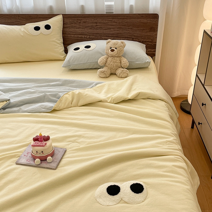 91家纺网 家纺一手货源 找家纺 桃心家居 2026春夏新款A类ins云柔水洗棉升级毛巾绣大眼睛大豆单夏被夏被四件套 水洗棉-大眼睛夏被奶黄小蓝格