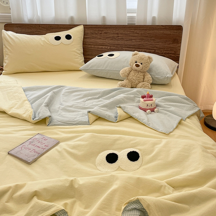 91家纺网 家纺一手货源 找家纺 桃心家居 2026春夏新款A类ins云柔水洗棉升级毛巾绣大眼睛大豆单夏被夏被四件套 水洗棉-大眼睛夏被奶黄小蓝格