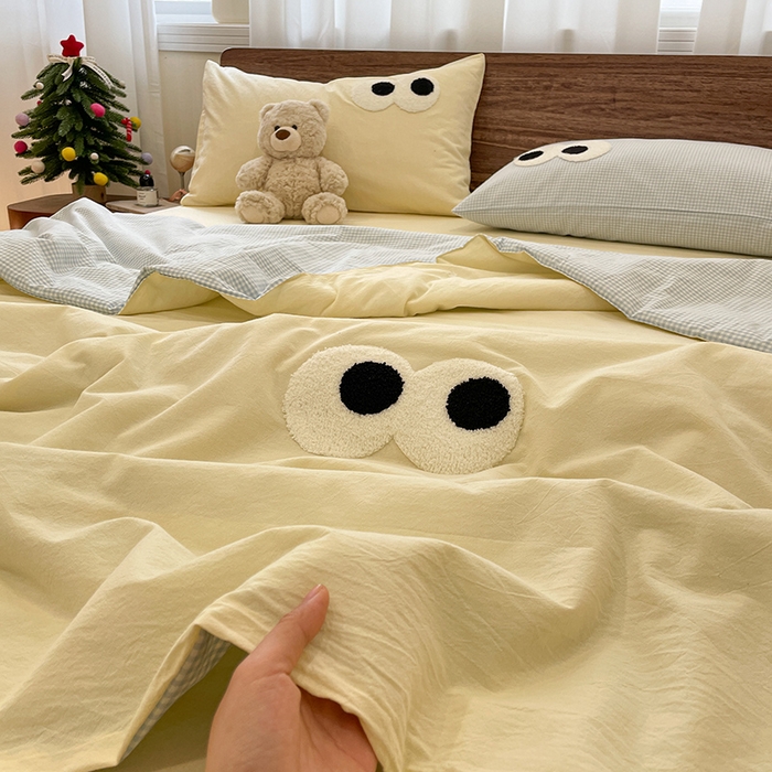 91家纺网 家纺一手货源 找家纺 桃心家居 2026春夏新款A类ins云柔水洗棉升级毛巾绣大眼睛大豆单夏被夏被四件套 水洗棉-大眼睛夏被奶黄小蓝格