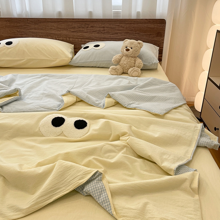 91家纺网 家纺一手货源 找家纺 桃心家居 2026春夏新款A类ins云柔水洗棉升级毛巾绣大眼睛大豆单夏被夏被四件套 水洗棉-大眼睛夏被奶黄小蓝格