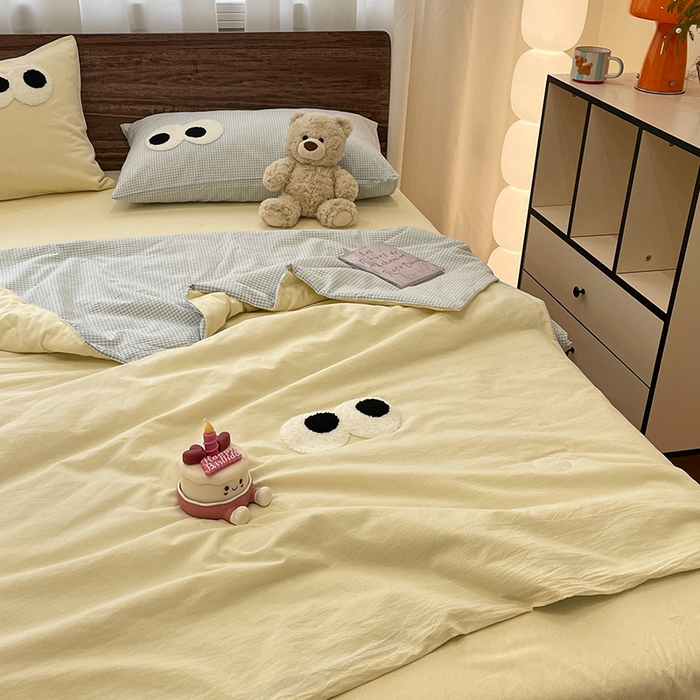 91家纺网 家纺一手货源 找家纺 桃心家居 2026春夏新款A类ins云柔水洗棉升级毛巾绣大眼睛大豆单夏被夏被四件套 水洗棉-大眼睛夏被奶黄小蓝格