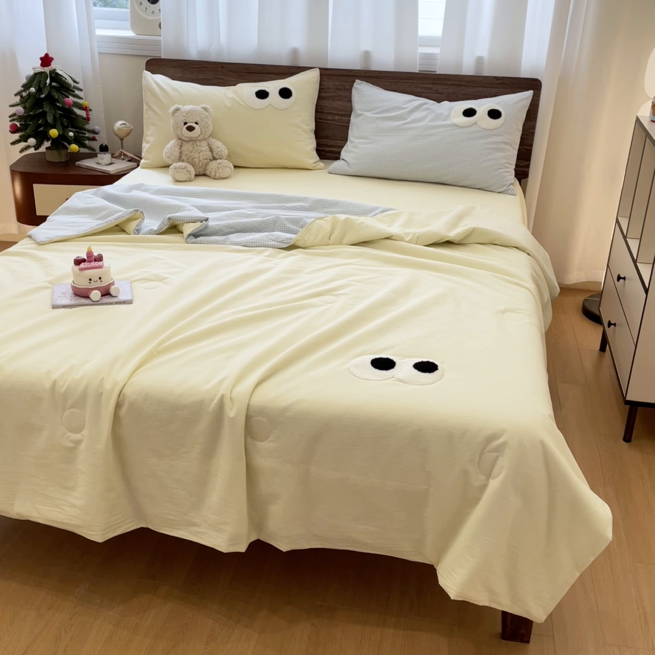 91家纺网 家纺一手货源 找家纺 桃心家居 2026春夏新款A类ins云柔水洗棉升级毛巾绣大眼睛大豆单夏被夏被四件套 水洗棉-大眼睛夏被奶黄小蓝格