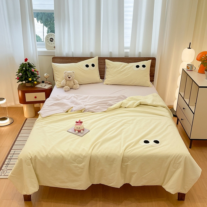 91家纺网 家纺一手货源 找家纺 桃心家居 2026春夏新款A类ins云柔水洗棉升级毛巾绣大眼睛大豆单夏被夏被四件套 水洗棉-大眼睛夏被奶油葡萄