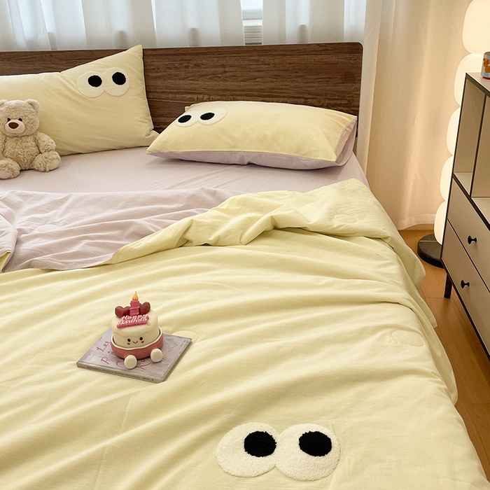 91家纺网 家纺一手货源 找家纺 桃心家居 2026春夏新款A类ins云柔水洗棉升级毛巾绣大眼睛大豆单夏被夏被四件套 水洗棉-大眼睛夏被奶油葡萄