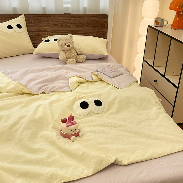 91家纺网 家纺一手货源 找家纺 桃心家居 2026春夏新款A类ins云柔水洗棉升级毛巾绣大眼睛大豆单夏被夏被四件套 水洗棉-大眼睛夏被奶油葡萄