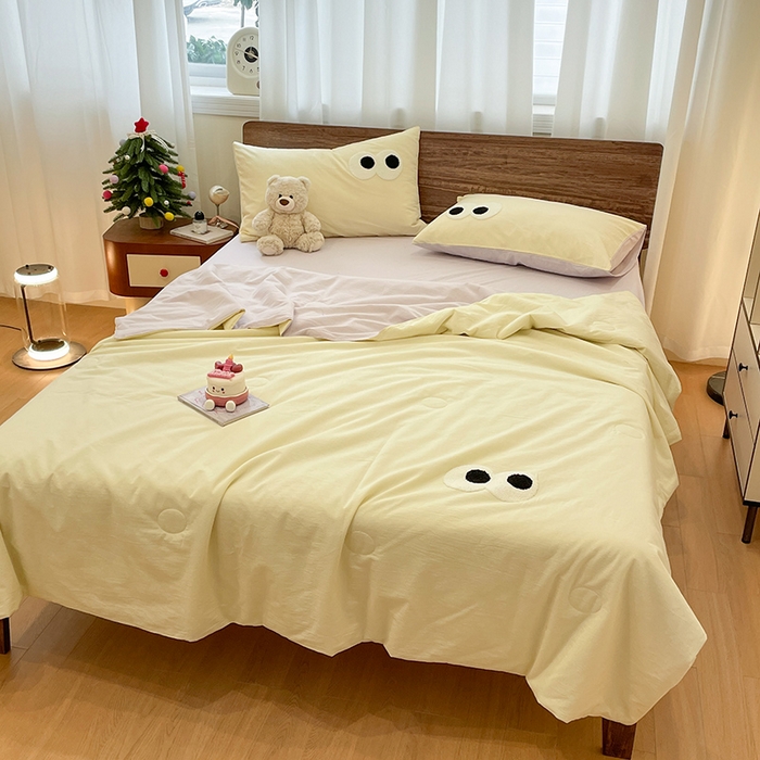 91家纺网 家纺一手货源 找家纺 桃心家居 2026春夏新款A类ins云柔水洗棉升级毛巾绣大眼睛大豆单夏被夏被四件套 水洗棉-大眼睛夏被奶油葡萄