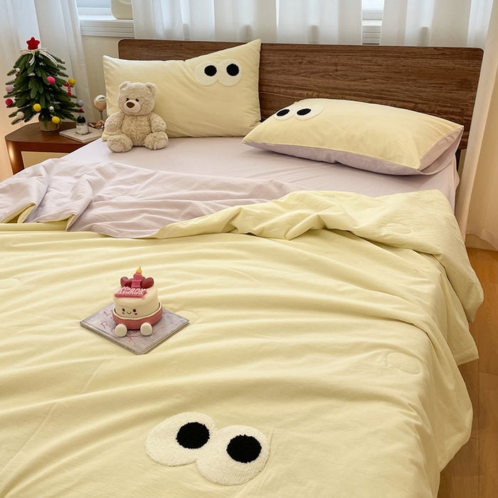 91家纺网 家纺一手货源 找家纺 桃心家居 2026春夏新款A类ins云柔水洗棉升级毛巾绣大眼睛大豆单夏被夏被四件套 水洗棉-大眼睛夏被奶油葡萄