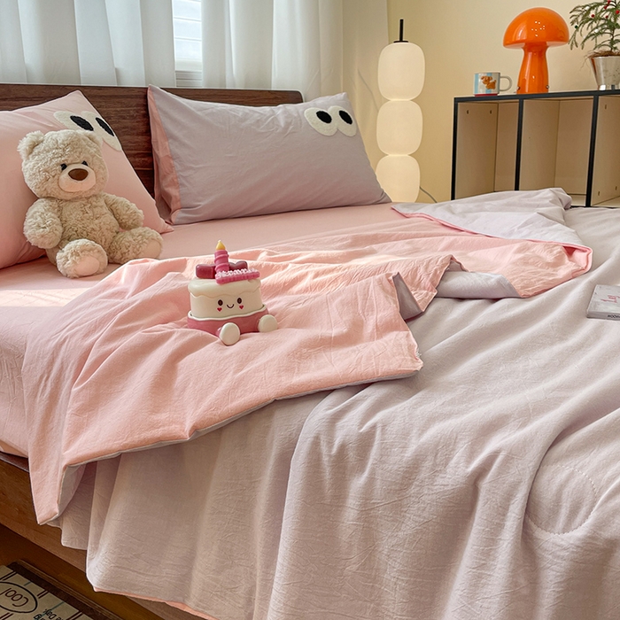 91家纺网 家纺一手货源 找家纺 桃心家居 2026春夏新款A类ins云柔水洗棉升级毛巾绣大眼睛大豆单夏被夏被四件套 水洗棉-大眼睛夏被葡萄粉桃