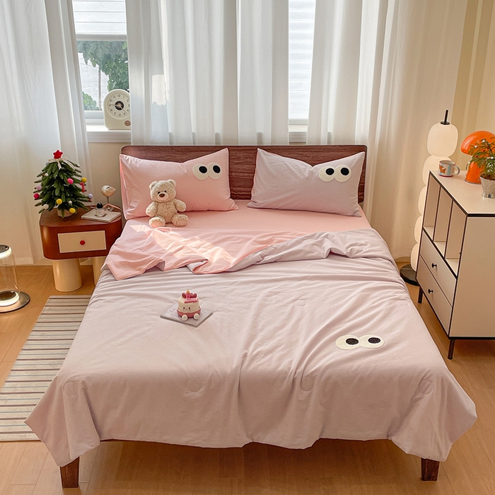 91家纺网 家纺一手货源 找家纺 桃心家居 2026春夏新款A类ins云柔水洗棉升级毛巾绣大眼睛大豆单夏被夏被四件套 水洗棉-大眼睛夏被葡萄粉桃