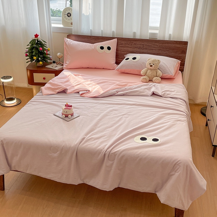 91家纺网 家纺一手货源 找家纺 桃心家居 2026春夏新款A类ins云柔水洗棉升级毛巾绣大眼睛大豆单夏被夏被四件套 水洗棉-大眼睛夏被葡萄粉桃