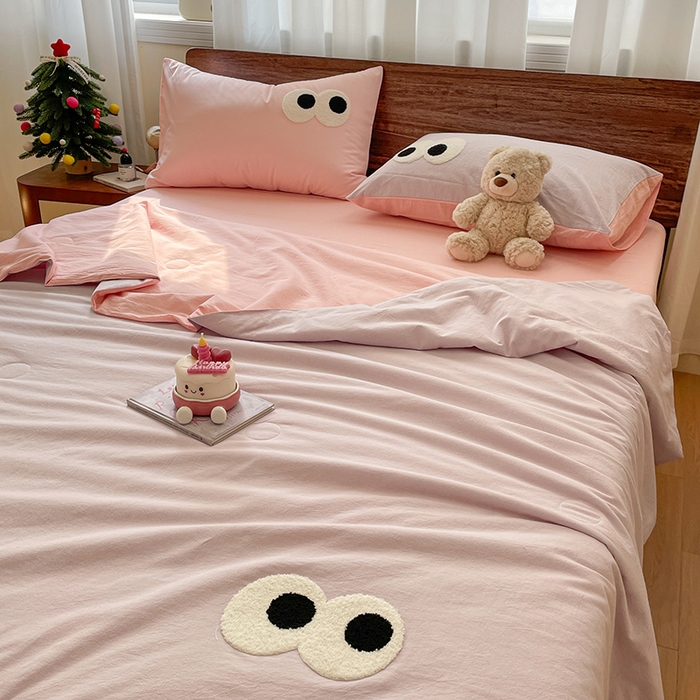 91家纺网 家纺一手货源 找家纺 桃心家居 2026春夏新款A类ins云柔水洗棉升级毛巾绣大眼睛大豆单夏被夏被四件套 水洗棉-大眼睛夏被葡萄粉桃