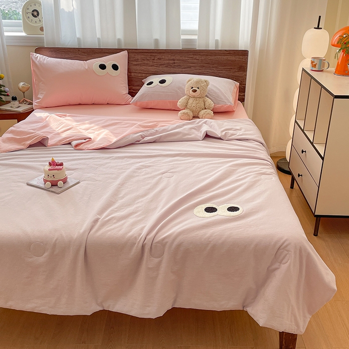 91家纺网 家纺一手货源 找家纺 桃心家居 2026春夏新款A类ins云柔水洗棉升级毛巾绣大眼睛大豆单夏被夏被四件套 水洗棉-大眼睛夏被葡萄粉桃