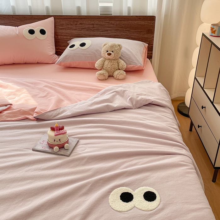 91家纺网 家纺一手货源 找家纺 桃心家居 2026春夏新款A类ins云柔水洗棉升级毛巾绣大眼睛大豆单夏被夏被四件套 水洗棉-大眼睛夏被葡萄粉桃