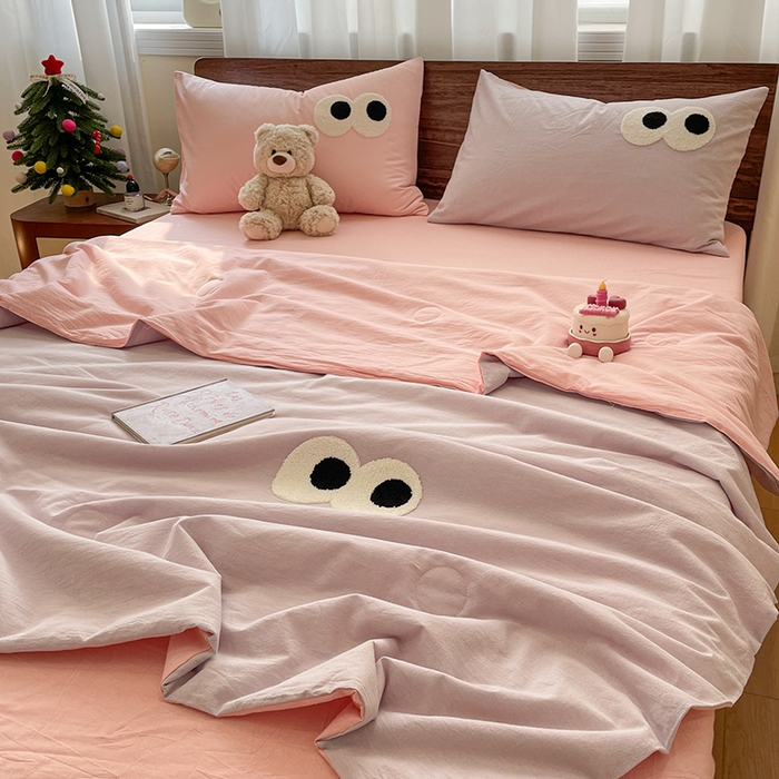 91家纺网 家纺一手货源 找家纺 桃心家居 2026春夏新款A类ins云柔水洗棉升级毛巾绣大眼睛大豆单夏被夏被四件套 水洗棉-大眼睛夏被葡萄粉桃