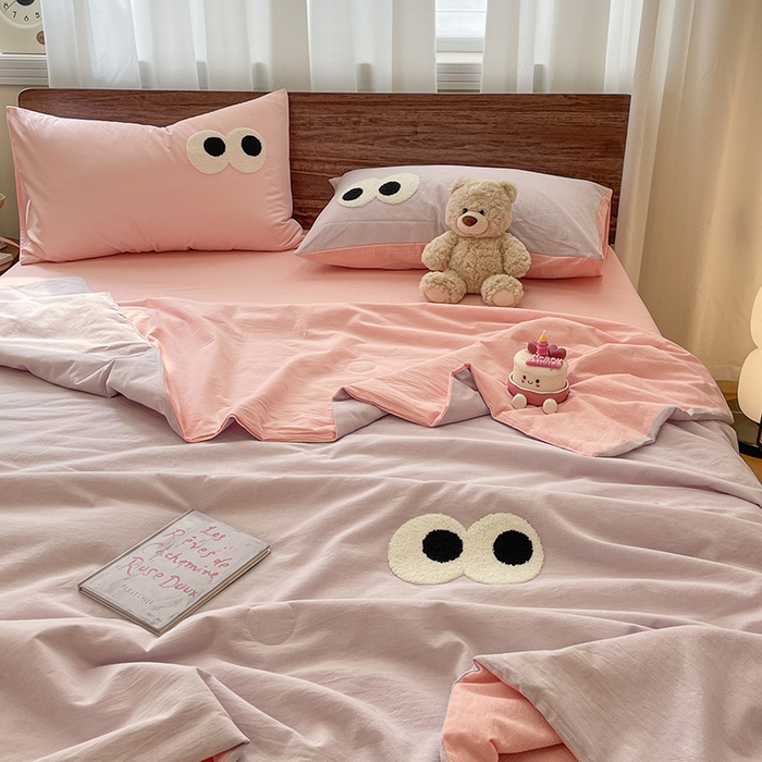 91家纺网 家纺一手货源 找家纺 桃心家居 2026春夏新款A类ins云柔水洗棉升级毛巾绣大眼睛大豆单夏被夏被四件套 水洗棉-大眼睛夏被葡萄粉桃