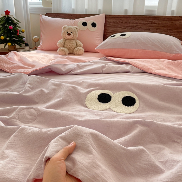 91家纺网 家纺一手货源 找家纺 桃心家居 2026春夏新款A类ins云柔水洗棉升级毛巾绣大眼睛大豆单夏被夏被四件套 水洗棉-大眼睛夏被葡萄粉桃