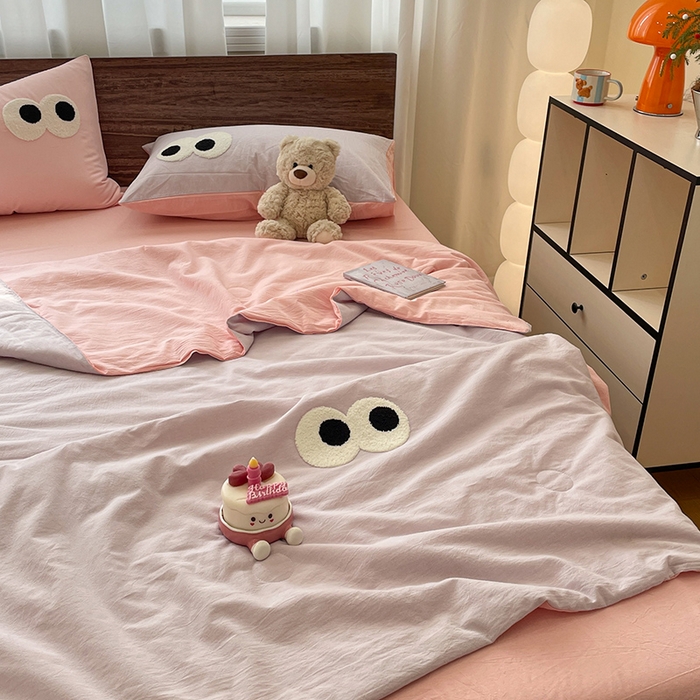 91家纺网 家纺一手货源 找家纺 桃心家居 2026春夏新款A类ins云柔水洗棉升级毛巾绣大眼睛大豆单夏被夏被四件套 水洗棉-大眼睛夏被葡萄粉桃