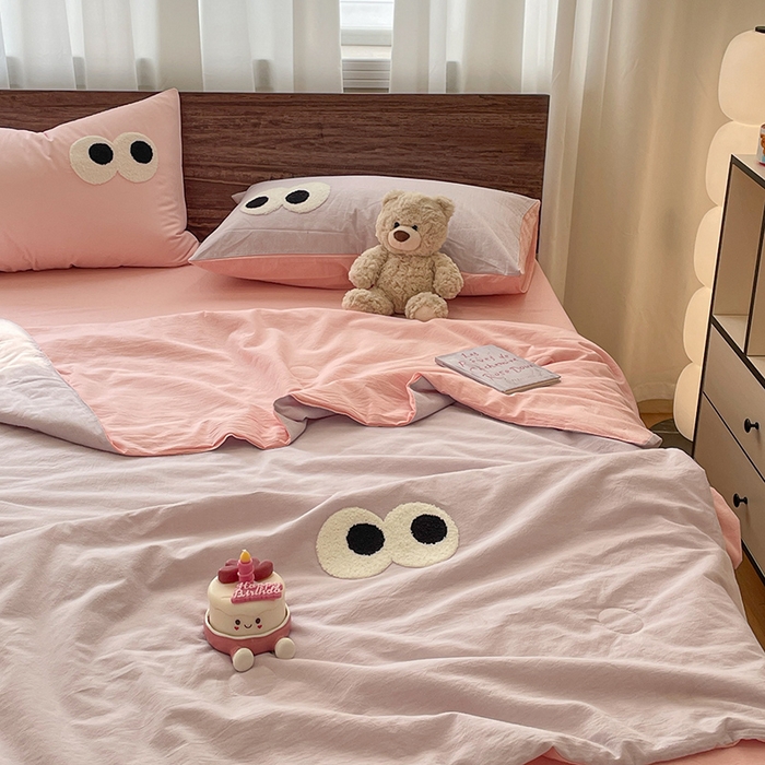 91家纺网 家纺一手货源 找家纺 桃心家居 2026春夏新款A类ins云柔水洗棉升级毛巾绣大眼睛大豆单夏被夏被四件套 水洗棉-大眼睛夏被葡萄粉桃