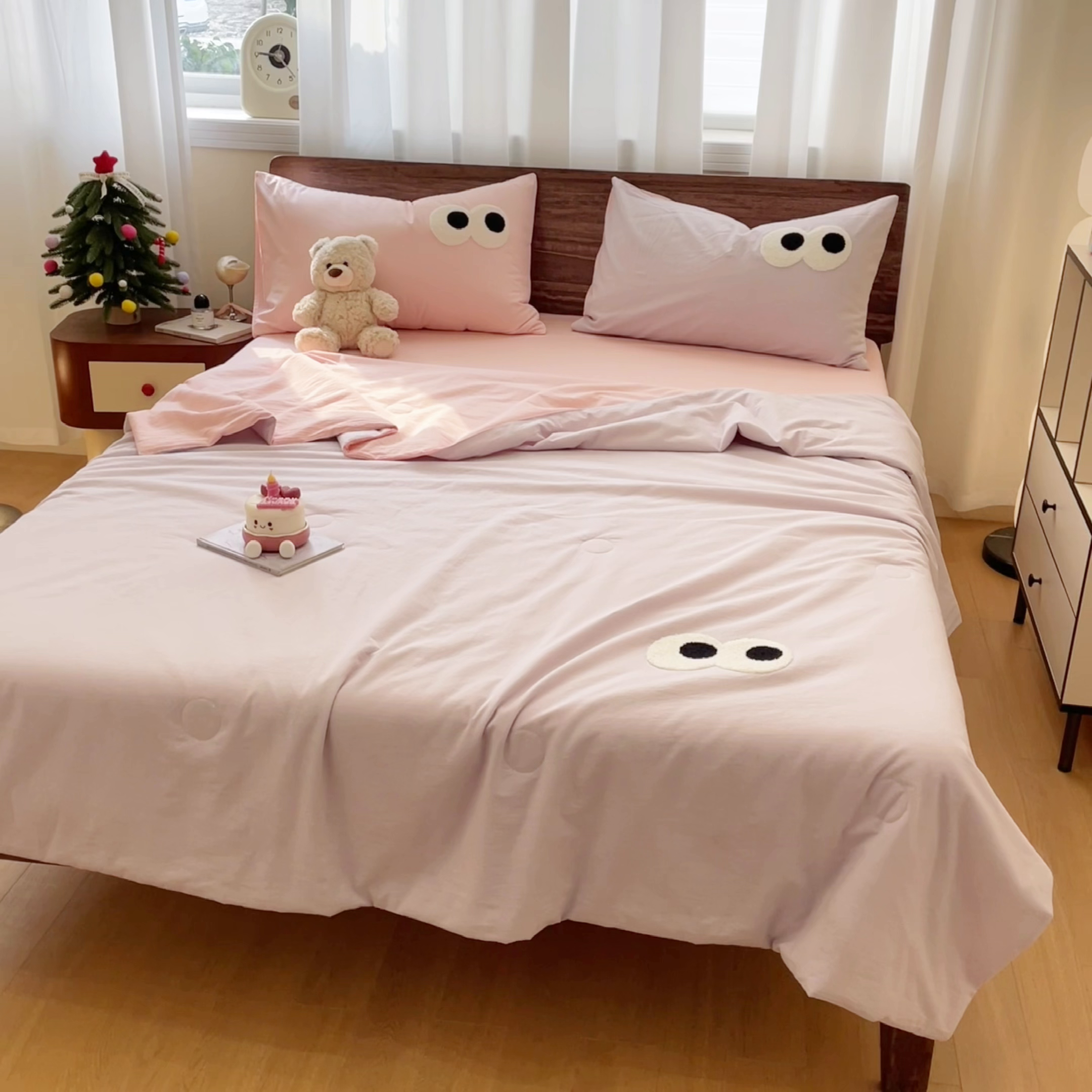 91家纺网 家纺一手货源 找家纺 桃心家居 2026春夏新款A类ins云柔水洗棉升级毛巾绣大眼睛大豆单夏被夏被四件套 水洗棉-大眼睛夏被葡萄粉桃