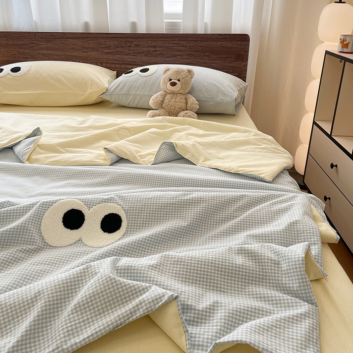 91家纺网 家纺一手货源 找家纺 桃心家居 2026春夏新款A类ins云柔水洗棉升级毛巾绣大眼睛大豆单夏被夏被四件套 水洗棉-大眼睛夏被小蓝格奶黄