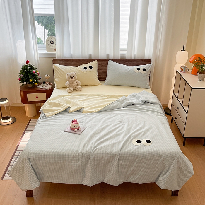 91家纺网 家纺一手货源 找家纺 桃心家居 2026春夏新款A类ins云柔水洗棉升级毛巾绣大眼睛大豆单夏被夏被四件套 水洗棉-大眼睛夏被小蓝格奶黄