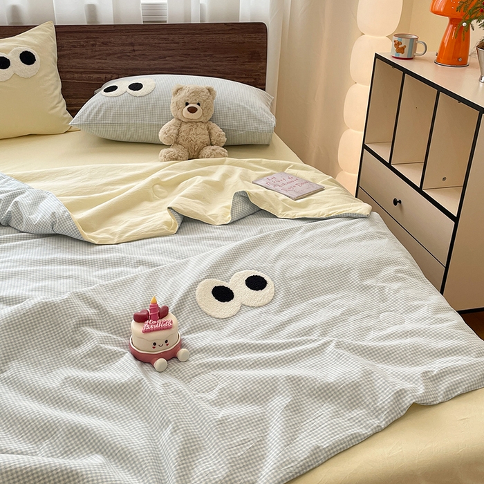 91家纺网 家纺一手货源 找家纺 桃心家居 2026春夏新款A类ins云柔水洗棉升级毛巾绣大眼睛大豆单夏被夏被四件套 水洗棉-大眼睛夏被小蓝格奶黄