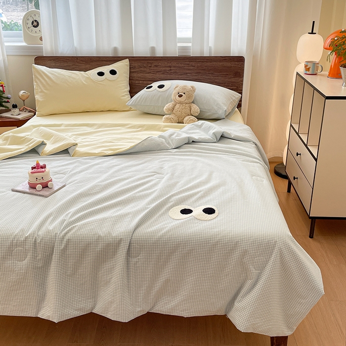 91家纺网 家纺一手货源 找家纺 桃心家居 2026春夏新款A类ins云柔水洗棉升级毛巾绣大眼睛大豆单夏被夏被四件套 水洗棉-大眼睛夏被小蓝格奶黄