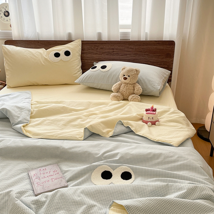 91家纺网 家纺一手货源 找家纺 桃心家居 2026春夏新款A类ins云柔水洗棉升级毛巾绣大眼睛大豆单夏被夏被四件套 水洗棉-大眼睛夏被小蓝格奶黄