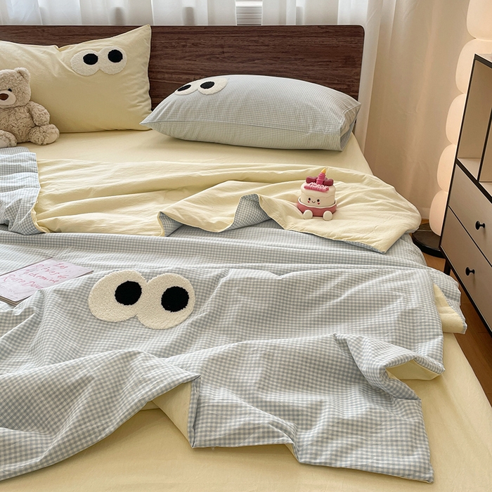 91家纺网 家纺一手货源 找家纺 桃心家居 2026春夏新款A类ins云柔水洗棉升级毛巾绣大眼睛大豆单夏被夏被四件套 水洗棉-大眼睛夏被小蓝格奶黄