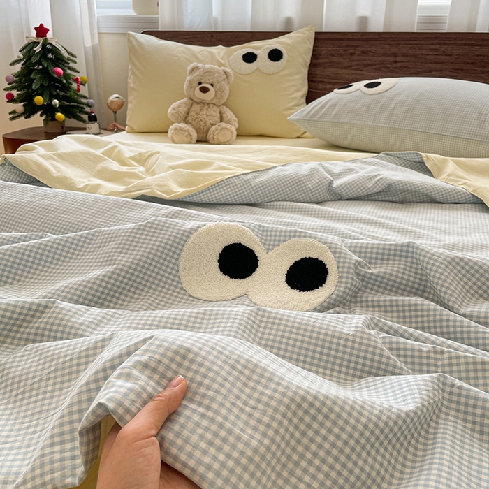 91家纺网 家纺一手货源 找家纺 桃心家居 2026春夏新款A类ins云柔水洗棉升级毛巾绣大眼睛大豆单夏被夏被四件套 水洗棉-大眼睛夏被小蓝格奶黄