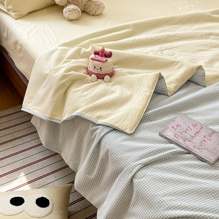 91家纺网 家纺一手货源 找家纺 桃心家居 2026春夏新款A类ins云柔水洗棉升级毛巾绣大眼睛大豆单夏被夏被四件套 水洗棉-大眼睛夏被小蓝格奶黄
