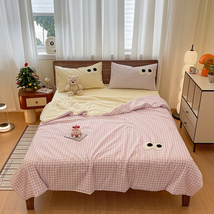 91家纺网 家纺一手货源 找家纺 桃心家居 2026春夏新款A类ins云柔水洗棉升级毛巾绣大眼睛大豆单夏被夏被四件套 水洗棉-大眼睛夏被紫小格奶黄