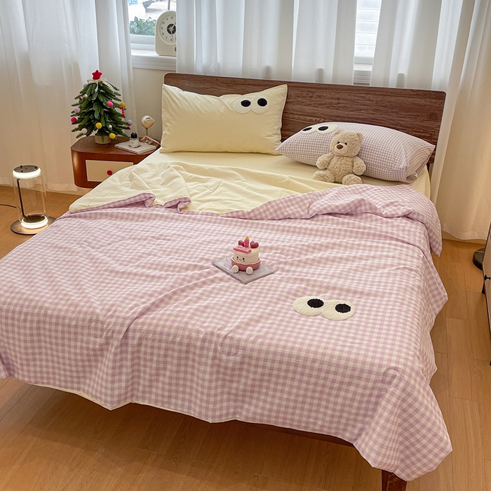 91家纺网 家纺一手货源 找家纺 桃心家居 2026春夏新款A类ins云柔水洗棉升级毛巾绣大眼睛大豆单夏被夏被四件套 水洗棉-大眼睛夏被紫小格奶黄