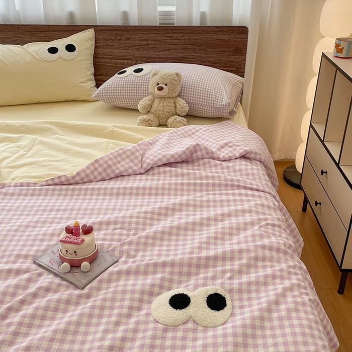 91家纺网 家纺一手货源 找家纺 桃心家居 2026春夏新款A类ins云柔水洗棉升级毛巾绣大眼睛大豆单夏被夏被四件套 水洗棉-大眼睛夏被紫小格奶黄