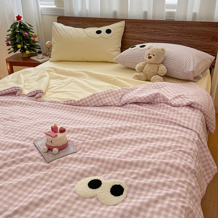 91家纺网 家纺一手货源 找家纺 桃心家居 2026春夏新款A类ins云柔水洗棉升级毛巾绣大眼睛大豆单夏被夏被四件套 水洗棉-大眼睛夏被紫小格奶黄